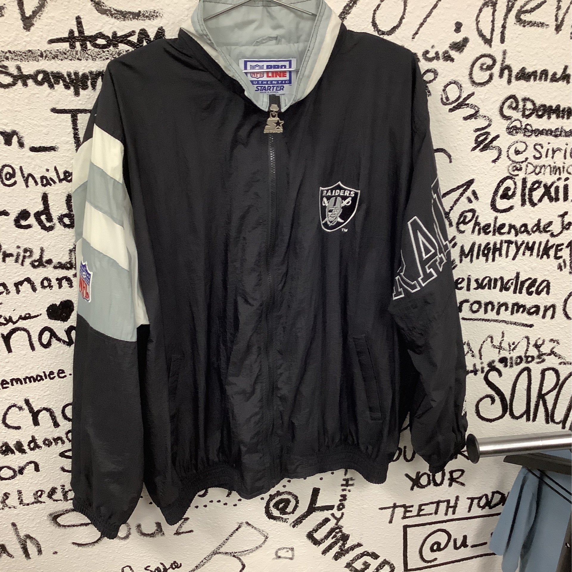 L.A. Raiders pro line starter jacket size XL 2WENTY TWO